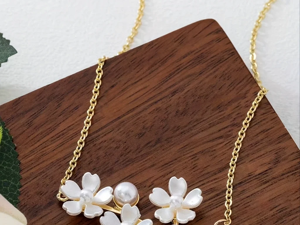 White floral pendant necklace product structure detail
