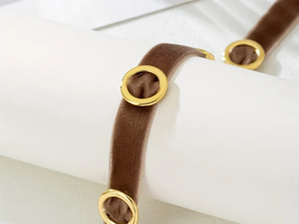 Detail of the brown band and accent spacing