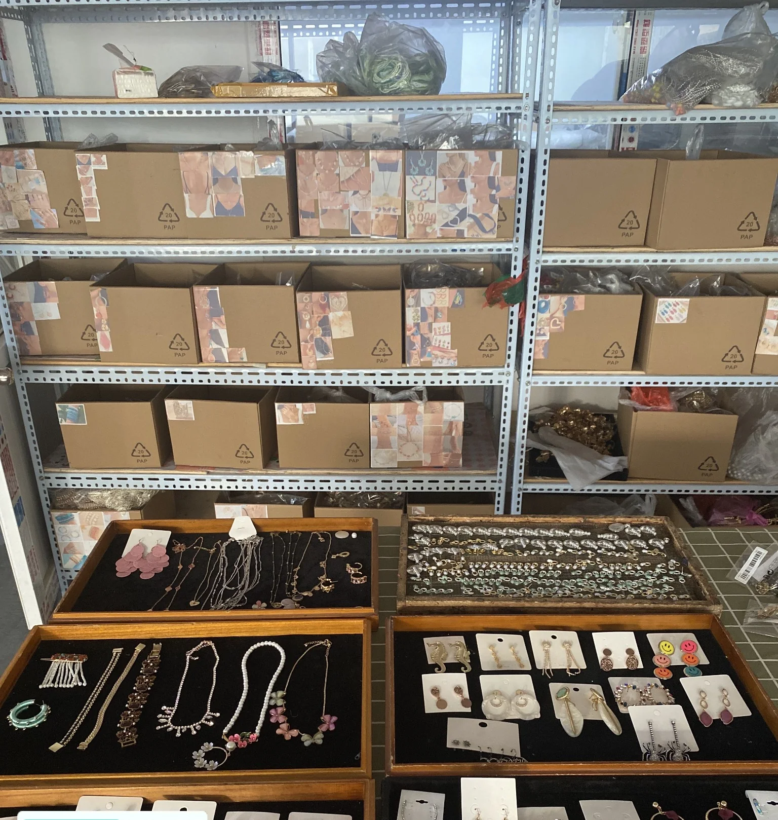 Zone de revue d'échantillons et de contrôle à l'usine de bijoux HaoLustra à Qingdao